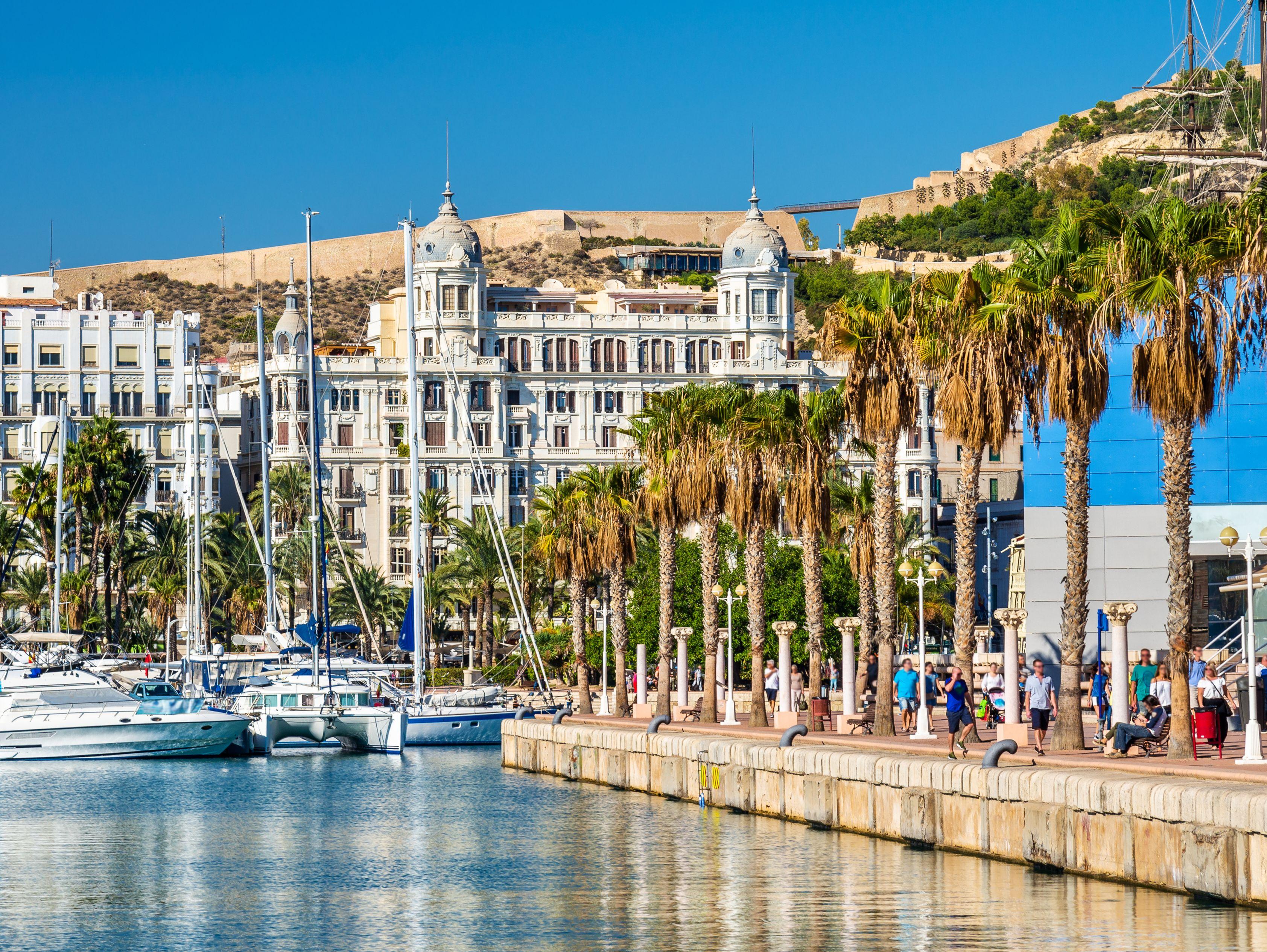 Flüge nach Alicante ab Nürnberg Entdecken Sie das mediterrane Flair der spanischen Costa Blanca.