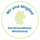 Mitgliedslogo der Klimafreundlicher Mittelstand, ein stilisierter grüner Fingerabdruck in Form des Umrisses Deutschlands mit dem Text "Wir sind Mitglied" darüber und "Klimafreundlicher Mittelstand" darunter. Darum ein grüner Kreis.