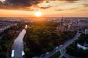 Sonnenuntergang über der Stadt Temeswar in Rumänien mit der orthodoxen Kathedrale.