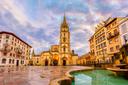 Hauptplatz und Kathedrale von Oviedo in Nordspanien.