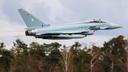 Eurofighter der Luftwaffe im Flug vor bewaldeter Landschaft während einer Übung.