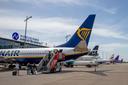 Passagiere steigen über eine mobile Treppe in ein Ryanair‑Flugzeug auf dem Vorfeld des Albrecht Dürer Flughafens Nürnberg; im Hintergrund weitere geparkte Flugzeuge.