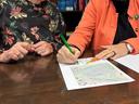 Am 15.12.2025 unterzeichneten Corina Reifenstein (l.), Präsidentin der Handwerkskammer Cottbus, und Michaela Wiezorek, Bürgermeisterin der Stadt Königs Wusterhausen den Vertrag