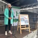 Bürgermeisterin Michaela Wiezorek bei der Eröffnung des Fontaneplatzfestes 2025 