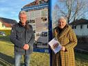 Bürgermeisterin Michaela Wiezorek (r.) trifft Heinz Flieger am Standort einer der drei neu aufgestellten Tafeln in Königs Wusterhausen.