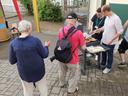 Grundschule am Krimnicksee Senzig feiert 130-jähriges Jubiläum - die Dezernenten Lars Thielecke (l.) und Christopher Eichwald unterstützten das Fest am Grill.