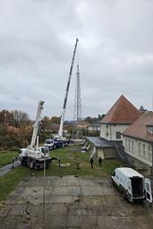 Große Kräne waren nötig, um den rund 30 Meter hohen Konterturm wieder aufzustellen.