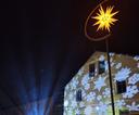 Weihnachtlich angeleuchtetes Rathaus mit Herrnhuter Stern