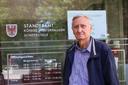 Schiedsperson Siegfried Vahlpahl vor dem Rathaus