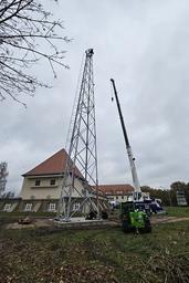 Der erste Konterturm wird nach der Sanierung aufgestellt.