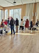 Bei der Ehrenamtsbörse im Rathaussaal informieren sich Menschen, wie und wo ihr Engagement gebraucht wird.