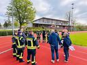 Feuerwehrleute beraten sich im Stadion der Freundschaft im Hintergrund ist die Paul-Dinter-Halle zu sehen.