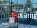  Bürgermeisterin Michaela Wiezorek hält eine Begrüßungsrede vor dem neuen Eingang zum Funkerbergmuseum