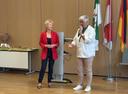 Bürgermeisterin Michaela Wiezorek (r.) dankt Birgit Uhlworm (l.) und allen Ehrenamtlichen für ihren Einsatz.