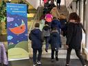 Eröffnung 30. Kinderfilmfest Kinder laufen eine Treppe nach oben