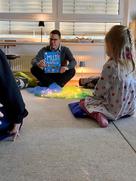 Lars Thielecke zeigt Kindern in der Kita Pumuckl das Buch