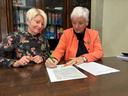 Am 15.12.2025 unterzeichneten Corina Reifenstein (l.), Präsidentin der Handwerkskammer Cottbus, und Michaela Wiezorek, Bürgermeisterin der Stadt Königs Wusterhausen den Vertrag