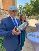 Frank Nerlich und Susanne Bley mit der Zeitkapsel.
