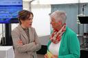1. Spatenstich Zoll Bürgermeisterin (r.) spricht mit Elisabeth Kaiser, Ostbeauftragte