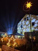 Weihnachtlich angeleuchtetes Rathaus mit Herrnhuter Stern