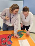 Jeniffer Stuckas erklärt Tina Olschewski-Emden von der Bürgerstiftung Königs Wusterhausen das von den Kindern gebastelte Modell.