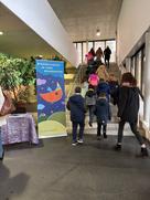 Eröffnung 30. Kinderfilmfest Kinder laufen eine Treppe nach oben