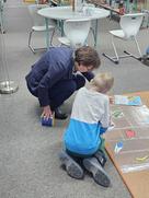 Der Bee-Bot richtet sich an jüngere Besucher. Bibliotheksleiterin Ute Köhler erklärt wie es funktioniert.