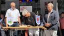 Altstadtfest Hückeswagen - Bürgermeisterin schreibt sich ins Goldene Buch ein