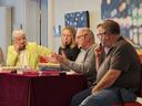 Auf dem Podium diskutierten (v.l.n.r.) Bürgermeisterin Michaela Wiezorek, die stellvertretende Bibliotheksleiterin Jeniffer Stuckas, der Deutschlehrer im Ruhestand Heinz Wolpert und der Fotograf Stefan Anker.