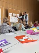Bauamtsleiter Robert Voss erklärt den Kindern die Pläne