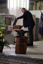 Kreishandwerksmeister Knut Wischmann öffnet die Zunftlade.
