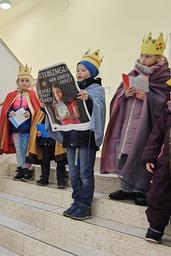 Drei Kinder mit Kronen und Umhängen singen.