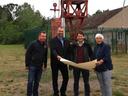 Tino Geppert, Bauleiter der ausführenden Firma TWB Tief- und Wasserbau GmbH aus Boblitz; EBEG-Geschäftsführer Tanjo Schmidt; Carl Waßmuth, Vertreter des Planungsbüros Dr. Fischer & Co. Bauingenieure GmbH aus Berlin, verantwortlich für die Tragwerksplanung; Bürgermeisterin Michaela Wiezorek.