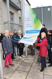 Die Bürgermeisterin, Gleichstellungsbeauftragte und Stadtverordnete hissen die Aktionsfahne Gegen Gewalt an FrauenFa