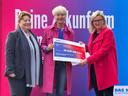Spatenstich HWK, Kerstin Jöntgen (l.), Vorstandsmitglied der ILB und Wirtschaftsministerin Martina Klement (r.) übergeben der Präsidentin der HWK Cottbus, Corina Reifenstein den Fördermittelbescheid.
