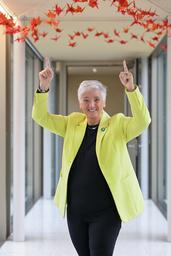 Bürgermeisterin Michaela freut sich über die Kraniche, die seit September 2025 den Glasgang des Rathauses zieren.  