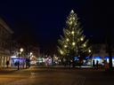 Beleuchteter Weihnachtsbaum steht am Brunnenplatz