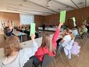 Grundschüler stimmen im Rathaussaal ab