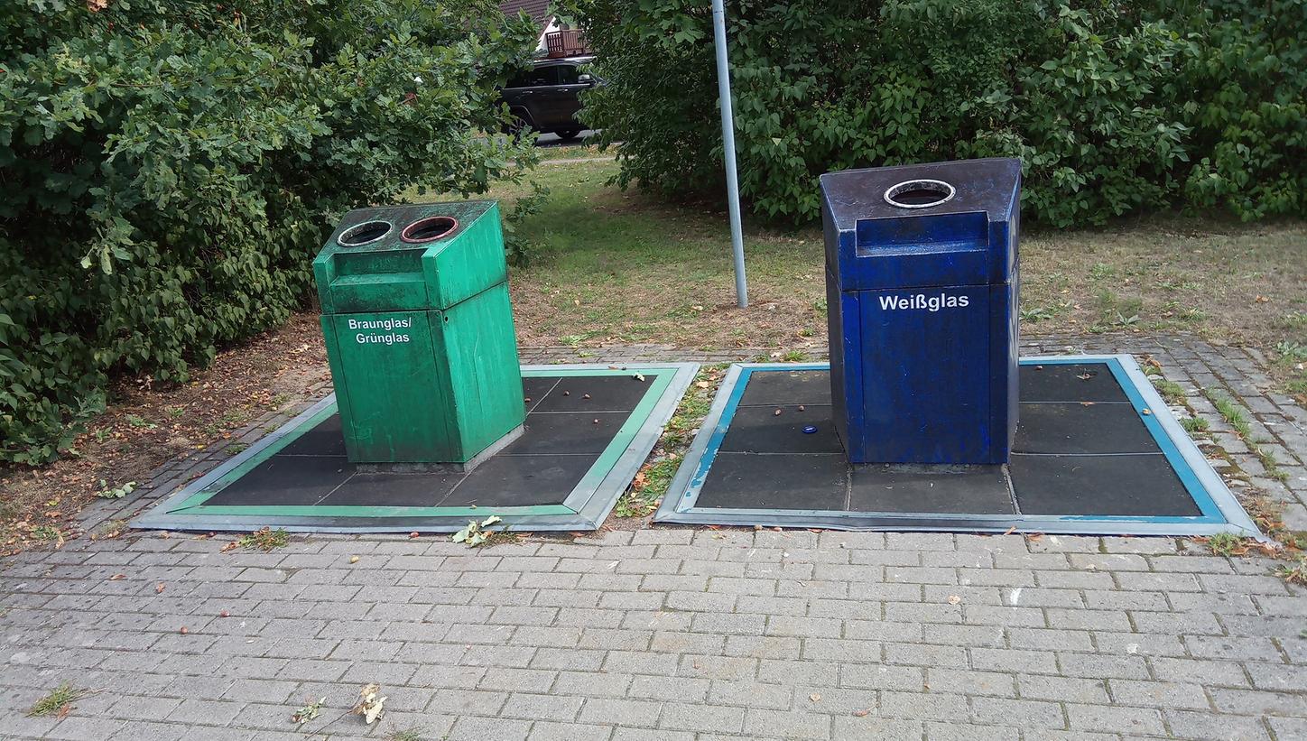 Altglas- und Altkleidercontainer