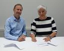 Bürgermeisterin Michaela Wiezorek und BADC-Geschäftsführer und Fondsverwalter der KAG unterzeichnen die Durchführungsvereinbarung.