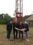 Tino Geppert, Bauleiter der ausführenden Firma TWB Tief- und Wasserbau GmbH aus Boblitz; EBEG-Geschäftsführer Tanjo Schmidt; Carl Waßmuth, Vertreter des Planungsbüros Dr. Fischer & Co. Bauingenieure GmbH aus Berlin, verantwortlich für die Tragwerksplanung; Bürgermeisterin Michaela Wiezorek.