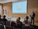 Martin Kleindl, technischer Geschäftsführer der Wärmeversorgungsgesellschaft Königs Wusterhausen mbH (WKW) spricht vor dem Publikum.