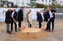 Beim ersten Spatenstich legen Bauherr, Klinikleitung, Bürgermeisterin und Planer gemeinsam Hand an.