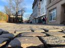 Das Kopfsteinpflaster auf der Bahnhofstraße besteht aus großen Steinen mit breiten Fugen.