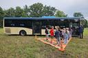 Grundschüler erleben auf Einladung des Ordnungsamtes der Stadt Königs Wusterhausen wie die Bereiche sind, die Fahrer von Bussen oder Einsatzfahrzeugen nicht einsehen können.
