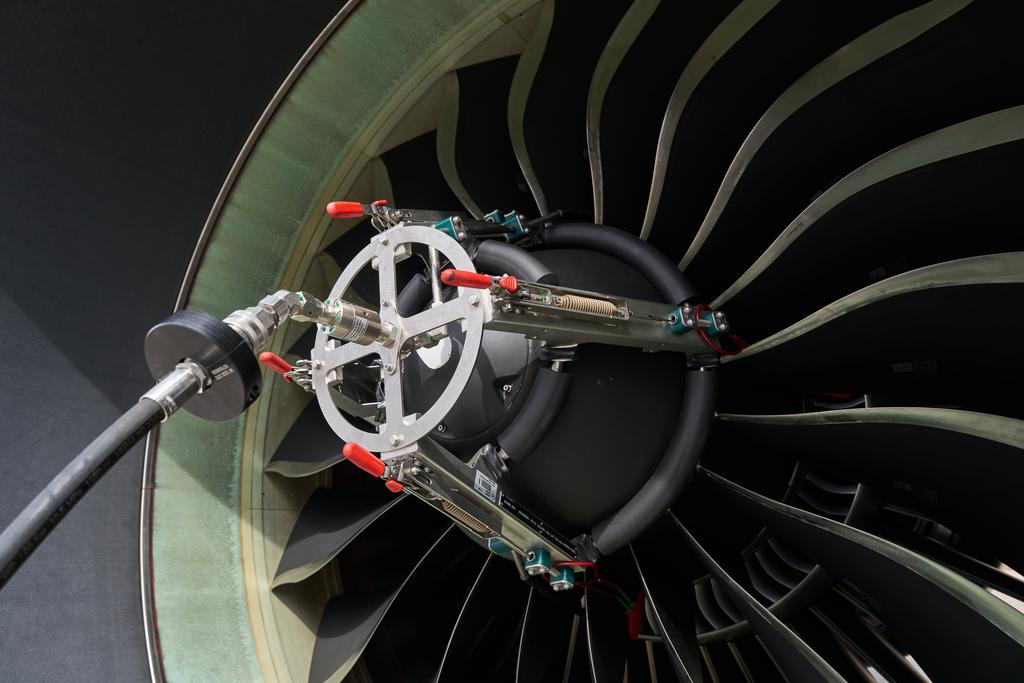Cyclean System Cyclean spray adapter on a PW1100 engine / Copyright: Lufthansa Technik