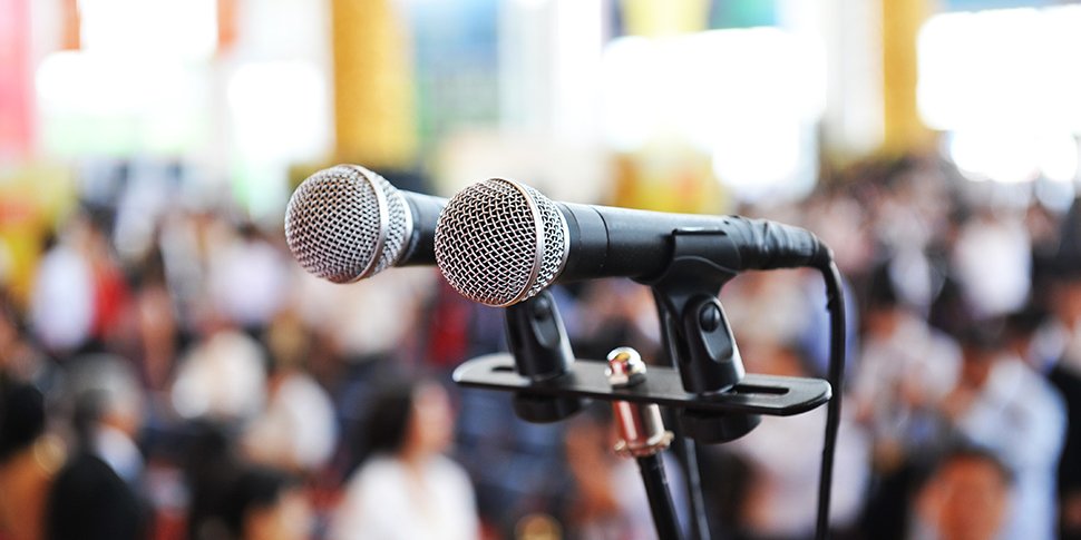 Mikrophone bei Konferenz