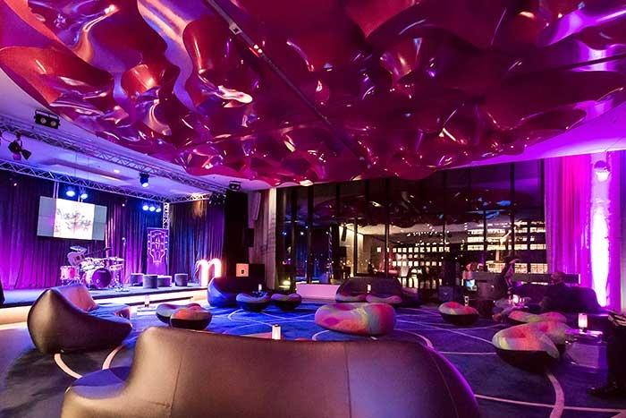 Musikhotel nhow Berlin Lobby Lounge mit Buehne