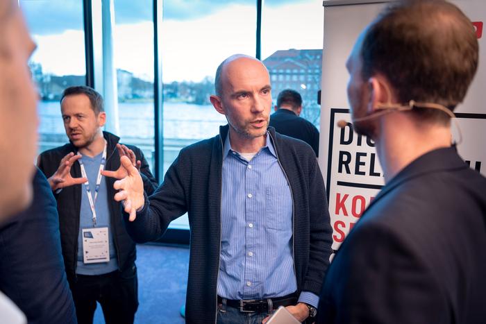 DigitalRelaunch by Dominik Tryba Introduce INT 6464