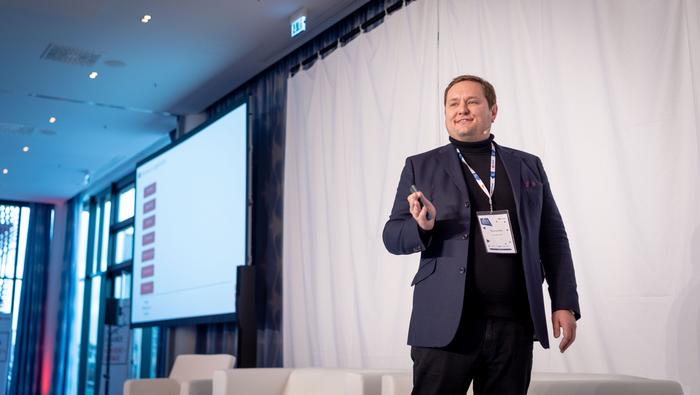 DigitalRelaunch by Dominik Tryba Introduce INT 6414